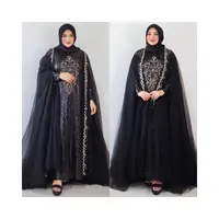 Aurel Hermansyah memakai dress hitam rancangan Juwita Heraris dalam acara Anugerah Desa Wisata Indonesia yang di-styling Erich Al Amin. Total look yang mewah dengan perpaduan sequin, beads, bordir, sampai bahan tulle membuat Aurel disebut sosialita Arab oleh netizen. (Foto: Instagram @erichalamin)