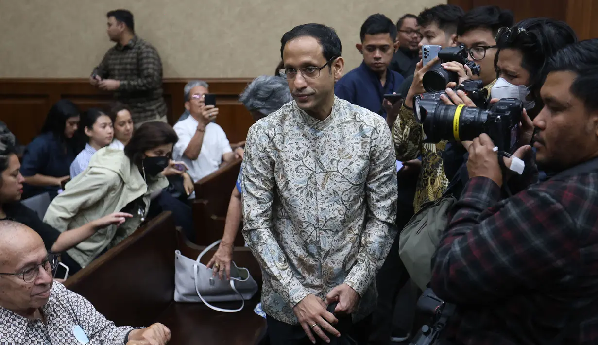 Mantan Menteri Pendidikan, Kebudayaan, Riset, dan Teknologi (Mendikbudristek), Nadiem Anwar Makarim bersiap mengikuti persidangan lanjutan di Pengadilan Tindak Pidana Korupsi (Tipikor) pada Pengadilan Negeri Jakarta Pusat, Senin (19/1/2026). Sidang kasus dugaan korupsi pengadaan laptop Chromebook dan CDM pada program digitalisasi pendidikan tahun 2019-2022 dengan terdakwa mantan Menteri Pendidikan, Kebudayaan, Riset, dan Teknologi (Mendikbudristek), Nadiem Anwar Makarim kembali digelar. (Kapanlagi.com/Budy Santoso)