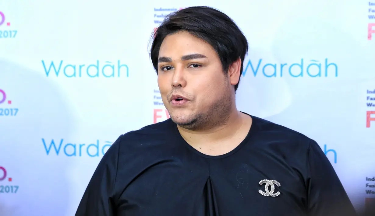 Perancang busana Ivan Gunawan membuat sketsa gaun pengantin. Dalam kertass sketsa tersebut, tertulis nama Ayu Ting Ting. Bahkan, dalam keterangannya juga menuliskan selamat. (Adrian Putra/Bintang.com)