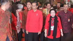 Presiden Jokowi didampingi Ketum PDIP Megawati Soekarnoputri saat menghadiri Rakornas Tiga Pilar PDI Perjuangan di ICE BSD, Tangerang Selatan, Sabtu (16/12). (Liputan6.com/Angga Yuniar)