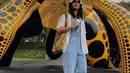 Selama di sana ia juga tampak mengunjungi berbagai tempat wisata. Kali ini, Febby Rastanty tampil santai namun tetap fashionable dengan memakai jumpsuit denim. Ditambah bucket hat, mantan kekasih Derby Romero ini makin keren.(Liputan6.com/IG/@febbyrastanty)