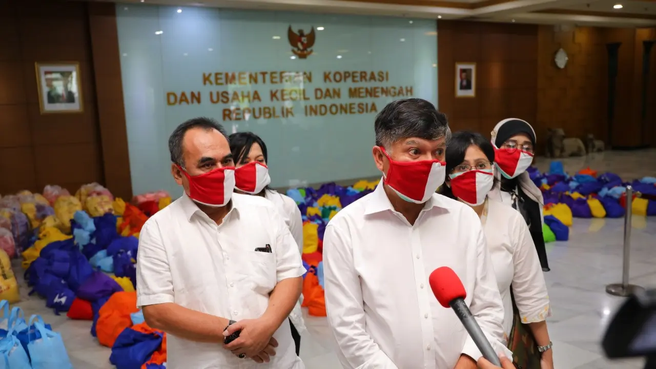 Ikatan Keluarga Alumni ITS Sumbangkan 1.000 Paket Sembako ke KemenKopUKM untuk UMKM Terdampak Covid-19