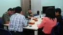 Dalam kunjungannya, Kapuspen TNI Mayjen M Fuad Basya, menyempatkan berdiskusi dengan beberapa tim redaksi di ruang meeting news room SCTV Tower, Jakarta (24/4/2014). (Liputan6.com/Helmi Fithriansyah)