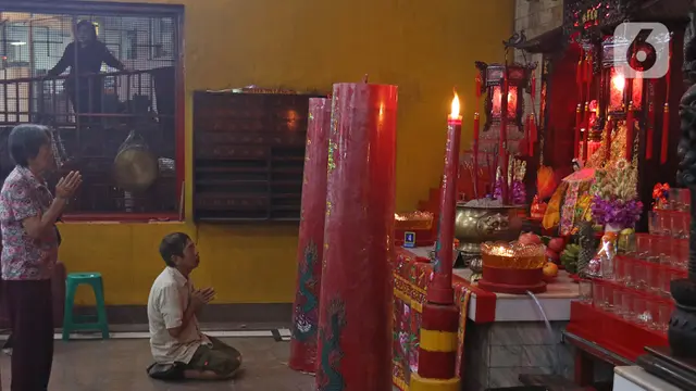 Sembahyang Malam Imlek di Vihara Amurva Bhumi