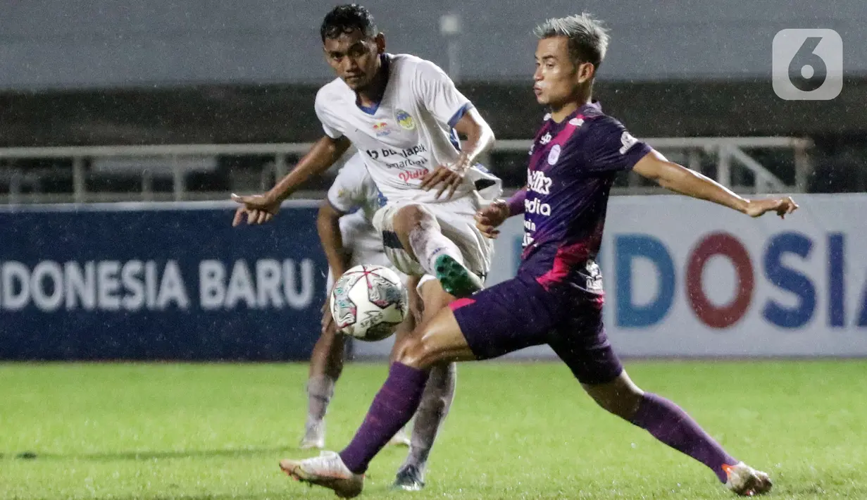 Pemain RANS Cilegon FC berebut bola dengan pemain PSIM Yogyakarta pada laga semifinal Liga 2 Indonesia 2021 di Stadion Pakansari, Kab Bogor, Senin (27/12/2021). RANS Cilegon unggul 3-0 dan melaju ke final serta memastikan satu tempat promosi ke Liga 1. (Liputan6.com/Helmi Fithriansyah)