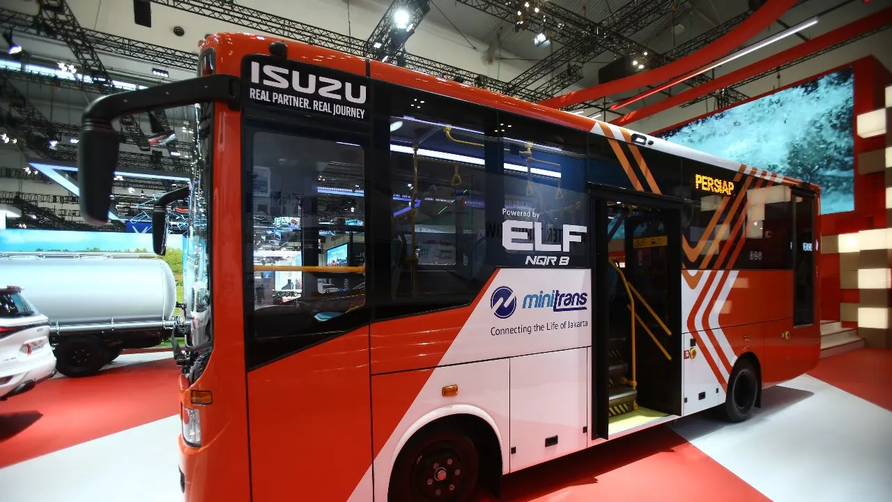 ELF NQR B ajang Gaikindo Indonesia International Auto Show (GIIAS) 2025 di booth Isuzu, Hall 1E (Isuzu)