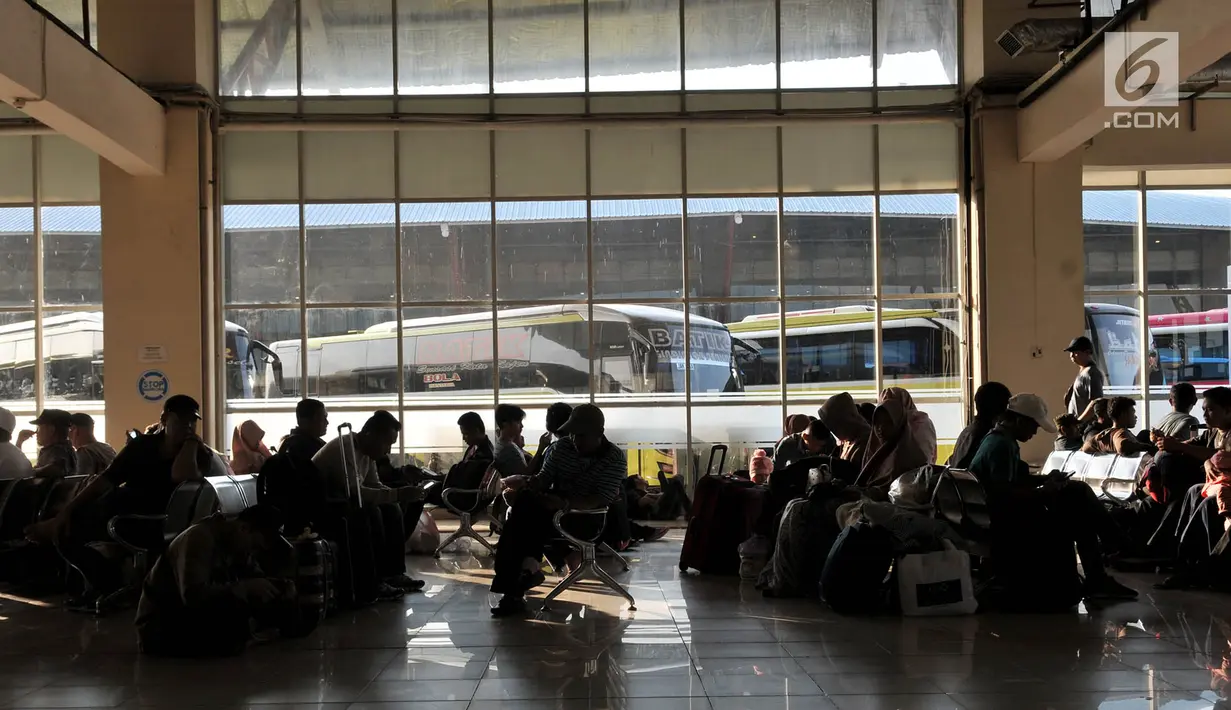 Pemudik menunggu keberangkatan bus di Terminal Pulogebang, Jakarta, Selasa (28/5/2019). Memasuki H-8 Lebaran, tercatat hingga sore ini jumlah penumpang yang akan berangkat dari Terminal Pulogebang menuju kota di Jawa Tengah, Barat, Timur, dan Sumatera 4.488 orang. (merdeka.com/Iqbal S. Nugroho)