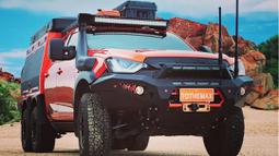 Mungkin D-Max ini akan terlihat seperti mobil yang didandani ala mobil rescue biasa. Tatapanmu akan langsung berubah ketika menyadari bahwa roda belakangnya memiliki dua sumbu roda. Gagah sekali! (Source: Instagram/@luckycountryadventure)