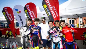 Lima pembalap muda Indonesia menjalani Riders Summer Camp di Tavullia, Italia, dan berfoto dengan pembalap VR46 Racing Team, Franco Morbidelli. (Pertamina Lubricant)