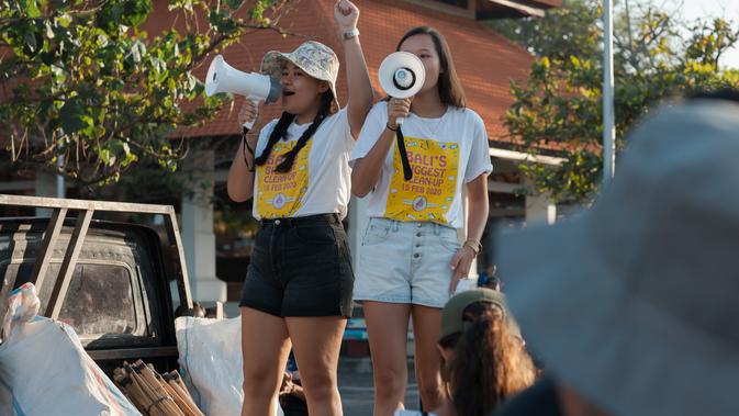 Isabel dan Melati Wijsen di acara Bali’s Biggest Clean Up 2020, Petitenget Beach, Seminyak. Dok: Melati Wijsen