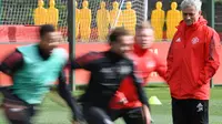 Pelatih Manchester United (MU), Jose Mourinho saat mendampingi sesi latihan jelang laga Liga Champions 2017/2018 melawan Basel. (Paul ELLIS / AFP)