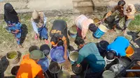 Penyaluran air bersih kepada warga Desa Weninggalih diawasi oleh petugas BPBD Kabupaten Bogor dan polisi dari Polsek Jonggol. (merdeka.com/Arie Basuki)