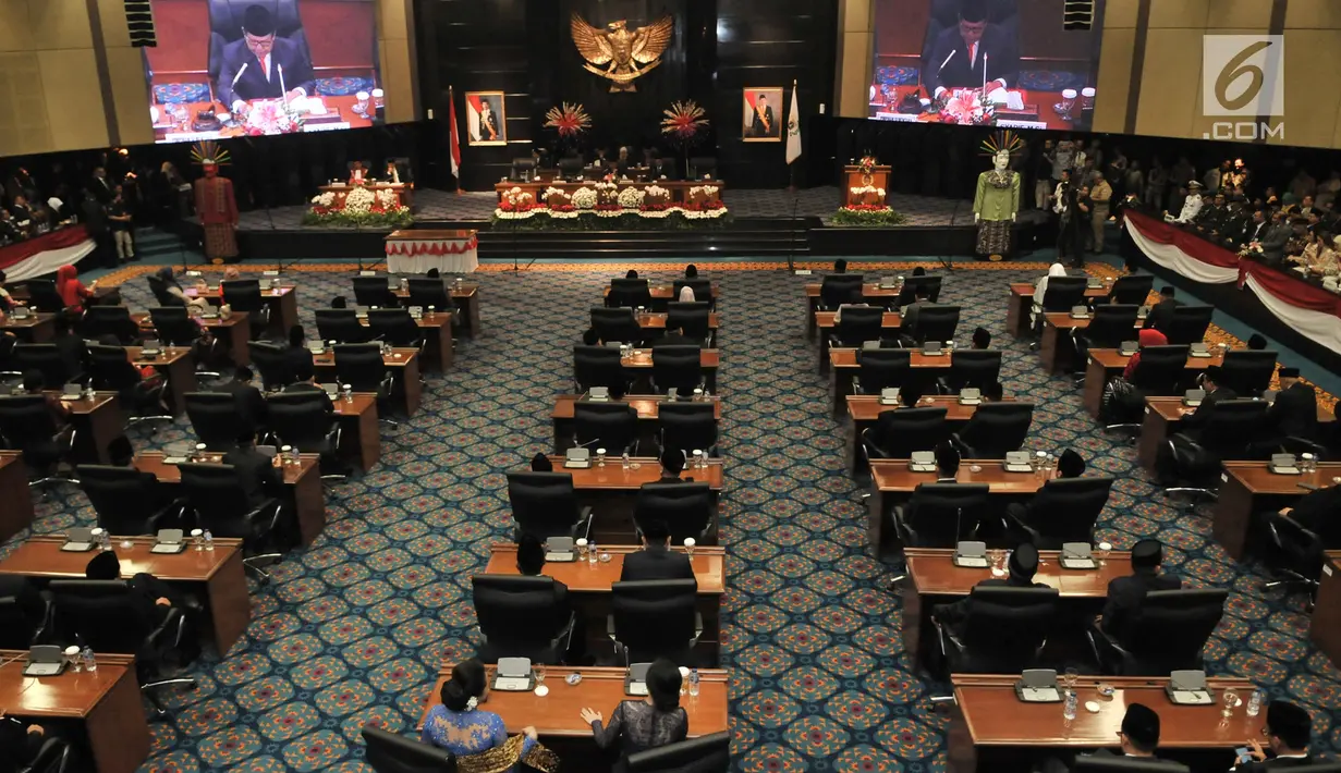 Suasana sumpah jabatan dan pelantikan anggota DPRD DKI Jakarta yang terpilih dalam Pemilu 2019 di Gedung DPRD DKI Jakarta, Senin (26/8/2019). Sebanyak 106 anggota DPRD DKI Jakarta 2019-2024 resmi dikukuhkan oleh Plh Ketua Pengadilan Tinggi DKI Jakarta Syahrial Sidik. (merdeka.com/Iqbal S Nugroho)