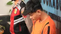 Pelaku pembacokan korban tewas pedagang sayur di Cisaat, Kabupaten Sukabumi diamankan Satreskrim Polres Sukabumi Kota (Liputan6.com/Fira Syahrin).