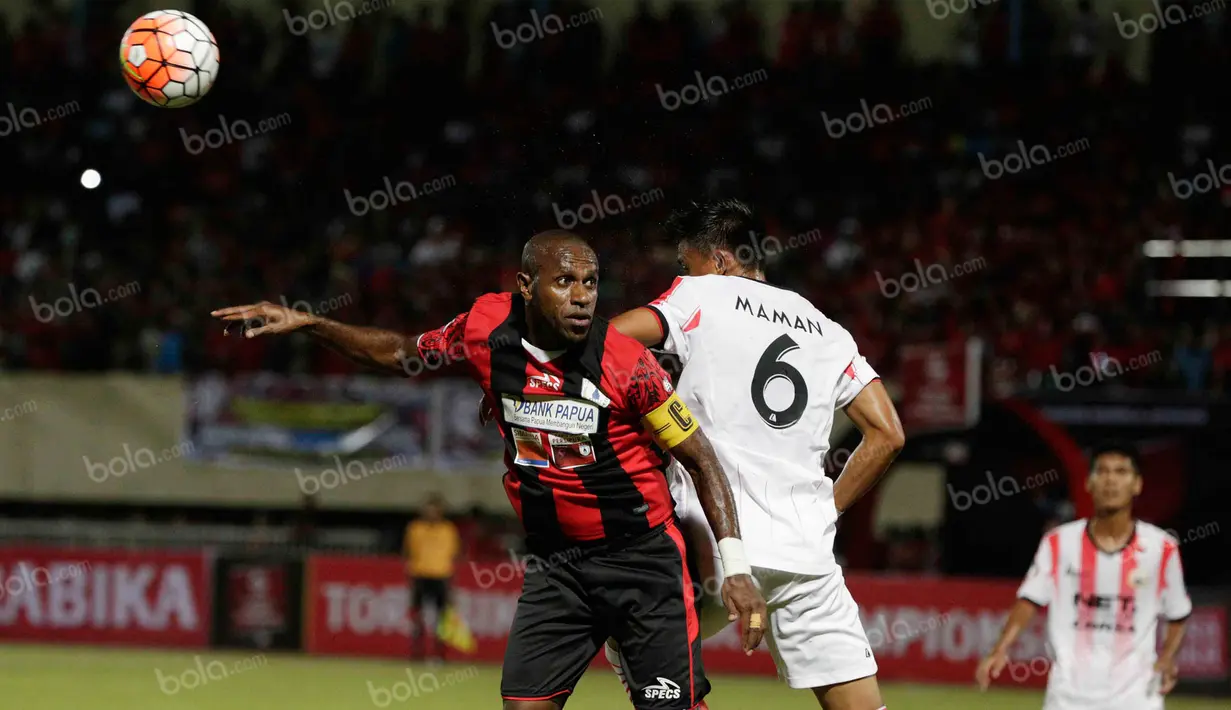 Kapten Persipura, Boaz Solossa, duel udara dengan bek Persija, Maman Abdurrahman, pada laga Torabika Soccer Championship 2016 di Stadion Mandala, Jayapura, Jumat (29/4/2016). (Bola.com/Nicklas Hanoatubun)
