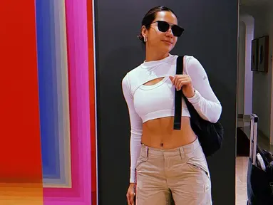 Tampil dengan busana putih, Pevita Pearce tampak memakai kacamata hitam yang senada dengan tas. Penampilan kasual Pevita dengan kacamata ini terlihat stylish. (Liputan6.com/IG/@pevpearce)