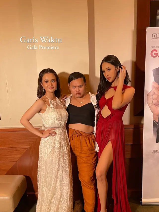 7 Gaya Anya Geraldine di Gala Premier Film Baru Bersama Reza Rahadian