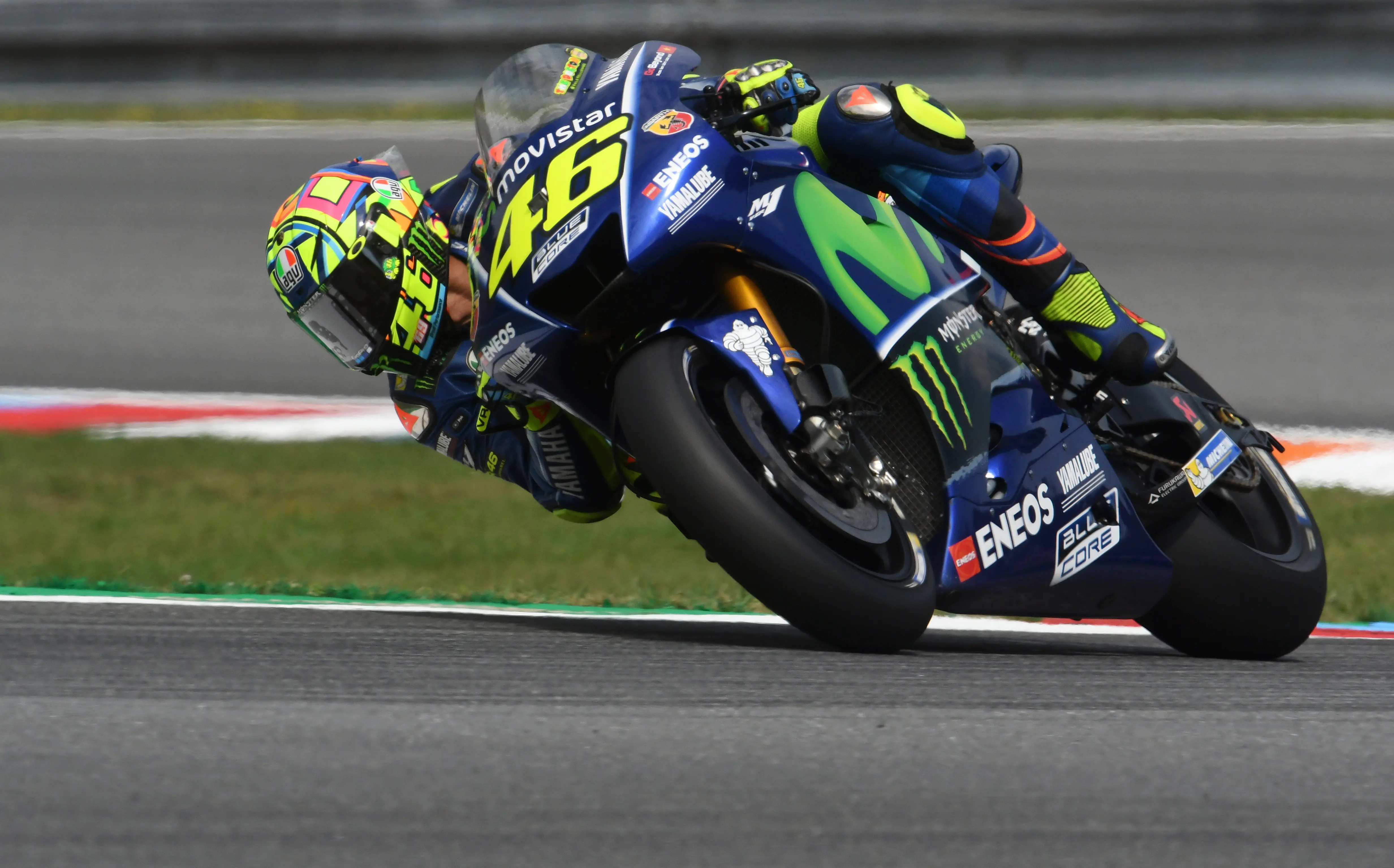 Pembalap Movistar Yamaha, Valentino Rossi finis urutan keempat pada MotoGP Republik Ceko 2017. (Michal Cizek / AFP)