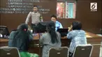 Akibat tertawa terlalu keras dan dianggap menghina, seorang gadis remaja dikeroyok hingga terluka.
