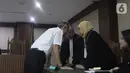 Mantan Direktur Produksi dan Teknologi PT Krakatau Steel (Persero) Wisnu Kuncoro usai menjalani sidang vonis dugaan suap di Pengadilan Tipikor, Jakarta, Senin (11/11/2019). Wisnu divonis 1 tahun dan 6 bulan penjara serta denda Rp 50 juta subsider dua bulan kurungan. (Liputan6.com/Herman Zakharia)