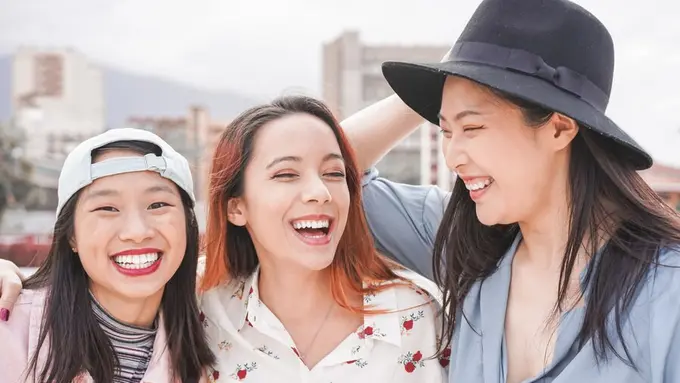 Pertemanan tiga orang perempuan (Foto Dok: Freepik/ disobeyart)