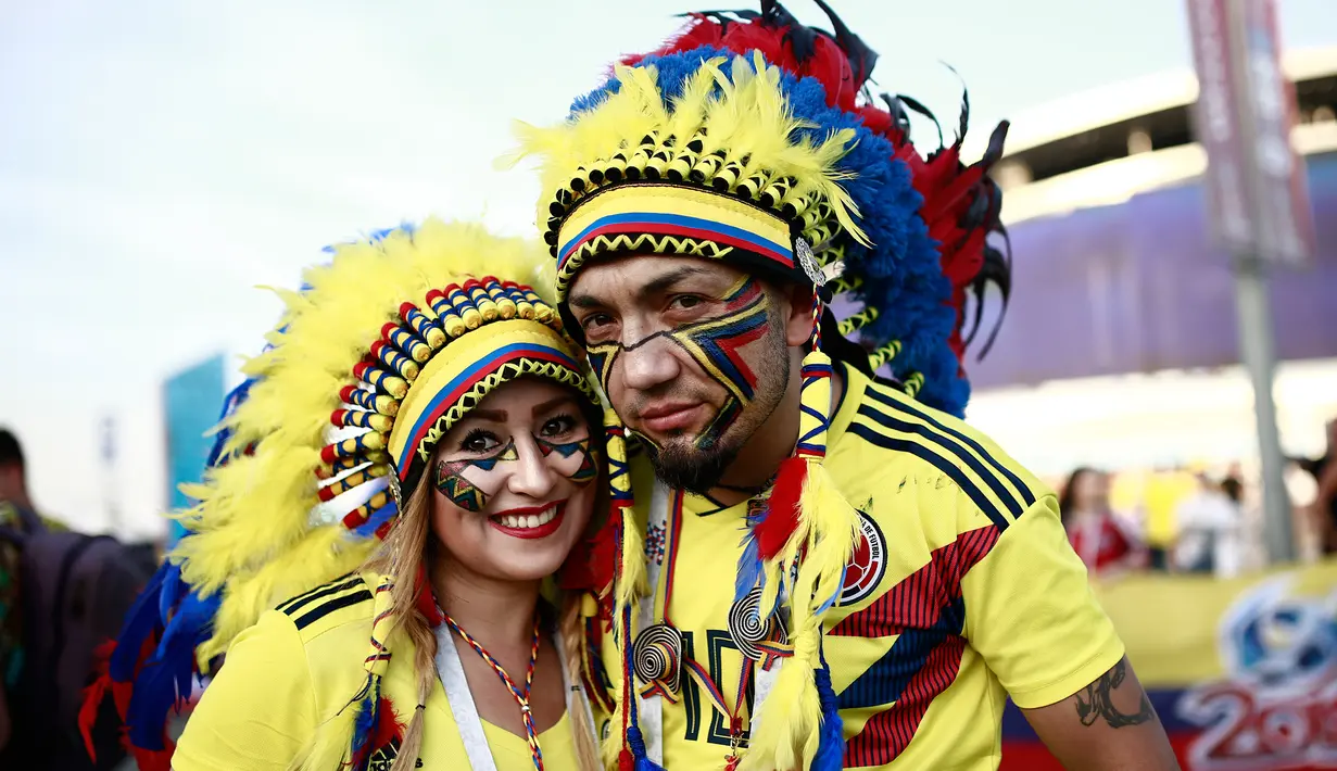 Suporter Kolombia memakai hiasan kepala Indian saat akan menonton laga grup H Piala Dunia melawan Polandia di Kazan Arena, Kazan, Minggu (24/6/2018). (AFP/Benjamin Cremel)