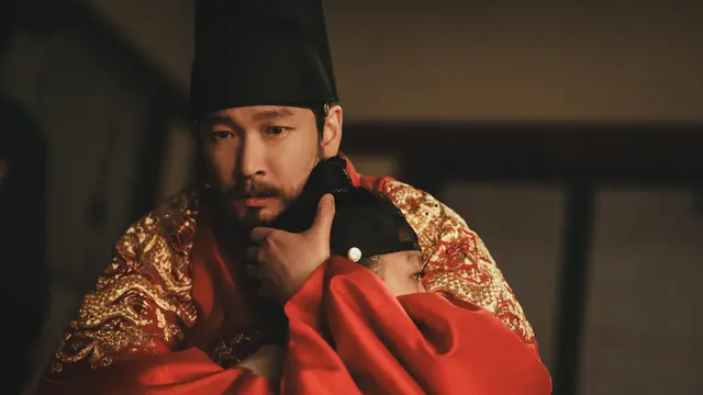 Raja (Cho Seung Woo) dalam The East Palace. (Netflix via Soompi)