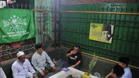 Anies Baswedan saat berziarah ke makam pencetus nama Nahdlatul Ulama (NU), KH Mas Alwi, di Tambakrejo, Simokerto, Surabaya, Sabtu (18/3/2023). (Liputan6.com/Dian Kurniawan)