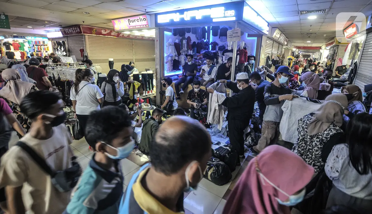 Kerumunan warga saat mengunjungi Blok A Pasar Tanah Abang, Jakarta, Minggu (2/5/2021). Kepadatan pengunjung yang ingin membeli kebutuhan untuk Lebaran tetap terjadi di Blok A dan B Tanah Abang meski petugas gabungan telah berjaga di pintu masuk guna mencegah kerumunan. (merdeka.com/Iqbal S Nugroho)