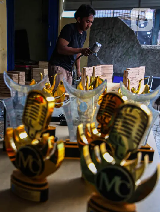 Jelang perayaan Hari Kemerdekaan Republik Indonesia ke-79 permintaan plakat atau piala meningkat hingga 20 persen. (Liputan6.com/Angga Yuniar)