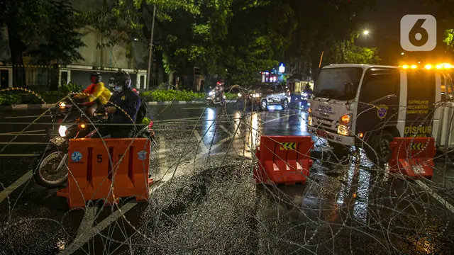 FOTO: Cegah Penyebaran COVID-19, Jalan Pasar Baru Ditutup Selama Malam Tahun Baru