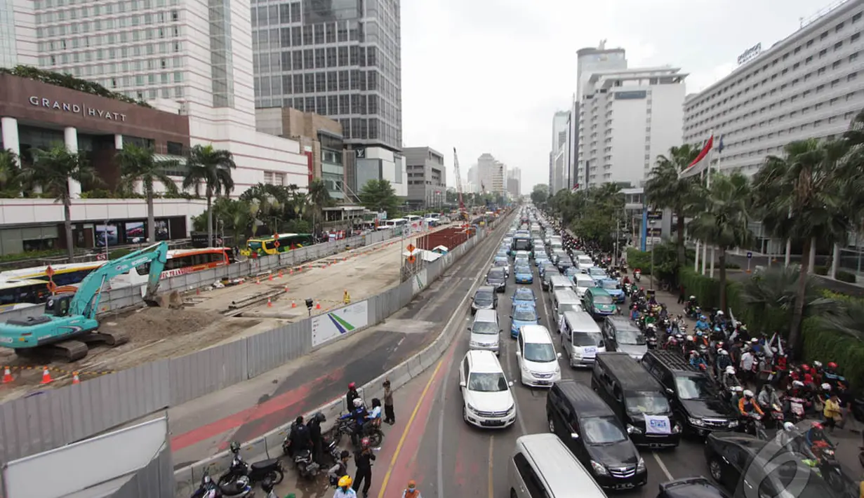 Kendaraan roda dua dan roda empat terjebak kemacetan parah akibat demo buruh di Kawasan Bundaran HI Jakarta, Rabu (10/12/2014). (Liputan6.com/Faizal Fanani) 