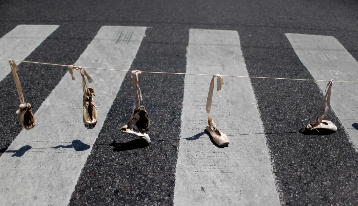 Sepatu balet terlihat saat demonstrasi menentang keputusan pemerintah mengurangi dana bagi perusahaan tari yang dikelola negara di Buenos Aires, Argentina, (1/2). (AP Photo/Natacha Pisarenko)