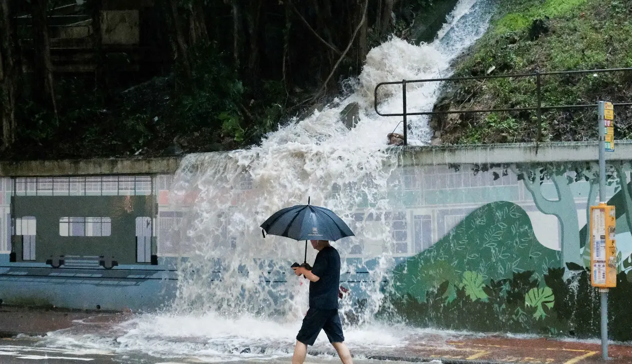 Peringatan tanah longsor turut dikeluarkan disertai seruan kepada masyarakat untuk menjauhi lereng curam dan daerah perbukitan di Hong Kong. (Tommy WANG/AFP)