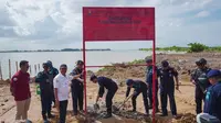 Kementerian Kelautan dan Perikanan (KKP) menyegel 3.000 meter persegi lahan yang diduga reklamasi ilegal di Kota Batam. (dok: KKP)