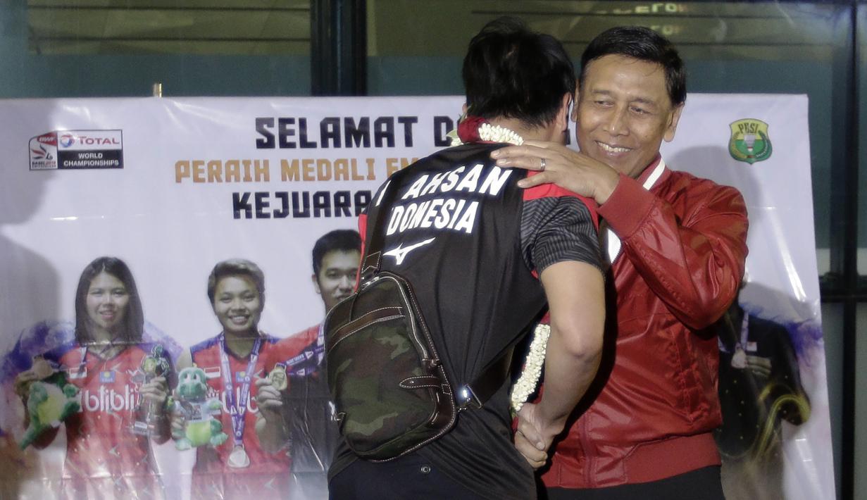 Ketum PP PBSI, Wiranto, saat menyambut kedatangan pasangan ganda putra Indonesia, Mohammad Ahsan/Hendra Setiawan, di Bandara Soekarno-Hatta, Tangerang, Selasa (27/8). Ahsan/Hendra meraih gelar pada Kejuaraan Dunia Bulutangkis 2019. (Bola.com/Yoppy Renato)