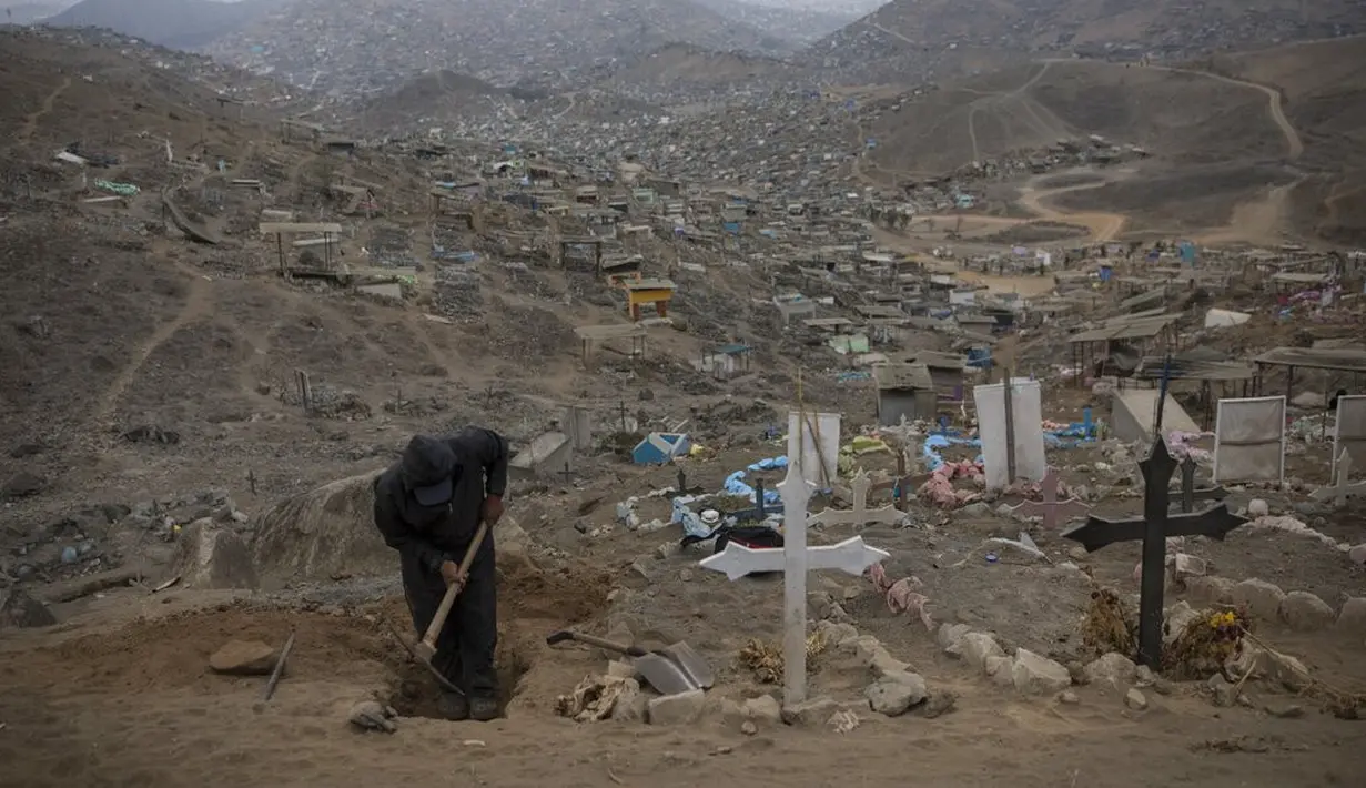 Pekerja menggali makam untuk korban COVID-19 di Pemakaman Nueva Esperanza, Lima, Peru, Minggu (1/11/2020). Untuk membantu mencegah penyebaran COVID-19, pihak berwenang menutup semua pemakaman secara nasional selama perayaan Day of the Dead. (AP Photo/Rodrigo Abd)