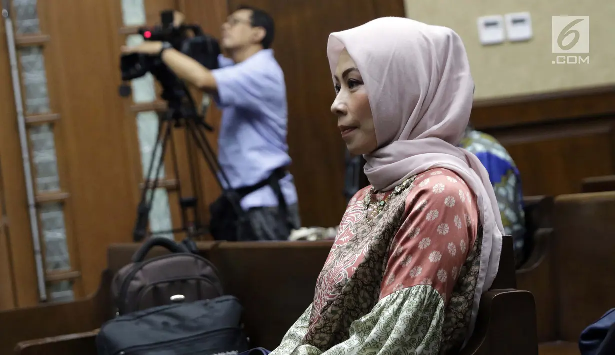 Marketing Manager PT Humpuss Transportasi Kimia (HTK), Asty Winasti jelang menjalani sidang pembacaan dakwaan di Pengadilan Tipikor, Jakarta, Rabu (19/6/2019). Asty Winasti didakwa melakukan suap terhadap mantan anggota DPR dari Fraksi Golkar Bowo Sidik Pangarso. (Liputan6.com/Helmi Fithriansyah)