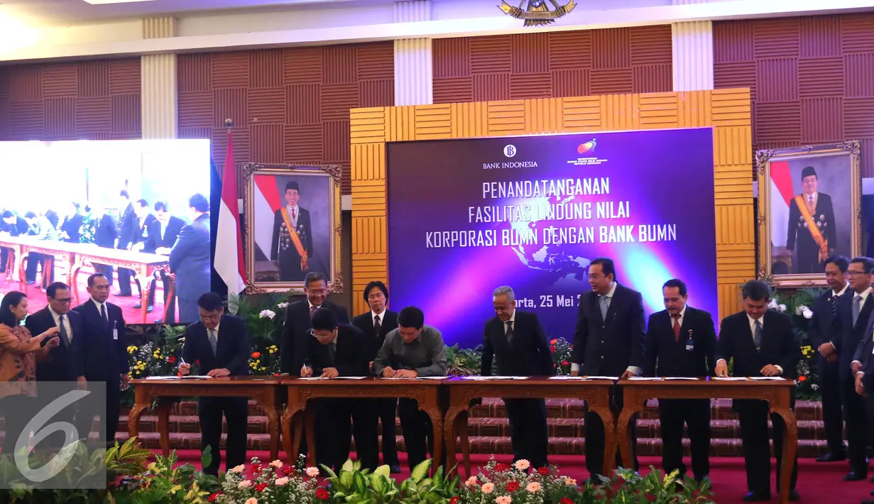 Suasana penandatanganan kerjasama lindung nilai antara corporasi BUMN dan Bank BUMN di Jakarta, Rabu(25/5). Delapan korporasi BUMN dan tiga bank BUMN meneken penandatanganan senilai total USD1,92 miliar. (Liputan6.com/Angga Yuniar)