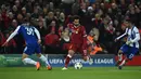 Gelandang Liverpool Mohamed Salah berusaha mengendalikan bola dengan kawalan pemain FC Porto pada leg kedua babak 16 besar Liga Champions di Stadion Anfield, Selasa (6/3). Liverpool melaju ke perempat final dengan bermain imbang tanpa gol (PAUL ELLIS/AFP)