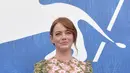 Siapa bilang rambut pendek hanya bisa diurai? Lihat penampilan Emma Stone yang mengenakan mini dress berwarna hijau dengan motif bunga ini mengikat ke belakang rambutnya dan membiarkan sedikit poninya terjuntai. (AFP/Bintang.com)