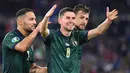 Gelandang Italia, Jorginho, merayakan gol yang dicetaknya ke gawang Yunani pada laga Kualifikasi Piala Eropa 2020 di Stadion Olimpico, Roma, Sabtu (12/10). Italia menang 2-1 atas Yunani. (AFP/Alberto Pizzoli)