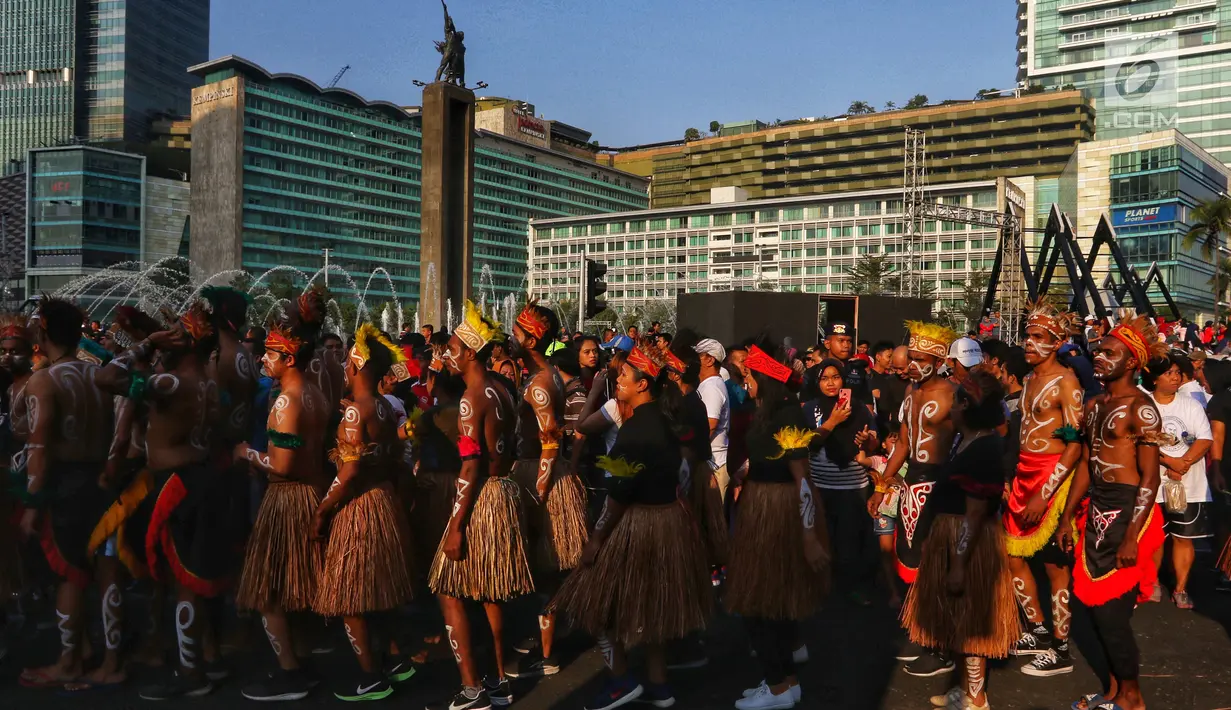 Masyarakat Papua yang tinggal di Jakarta menggelar acara Tari Yospan Massal saat kegiatan Car Free Day di Bundaran HI, Jakarta, Minggu (1/9/2019). Kegiatan yang dihadiri Menkopolhukam Wiranto ini digelar dalam rangka menjalin persatuan dan kesatuan bangsa Indonesia. (Liputan6.com/Johan Tallo)