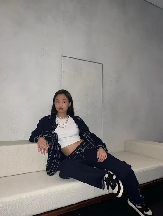 Ide casual outfit nuansa monokrom yang kece, padukan oversized jacket dengan cropped top dan boyfriend trousers seperti yang dikenakan Jennie BLACKPINK ini. Makin stylish, tambahkan kalung dan sneakers (Instagram/jennierubyjane).