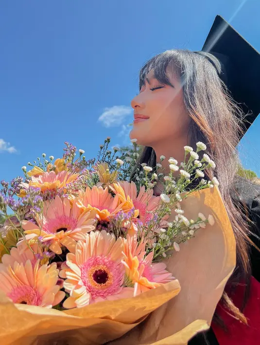 Meski tidak disanggul, Amanda Caesa tampil cantik khas perempuan Indonesia dengan rambut digerai [@amandacaesaa]