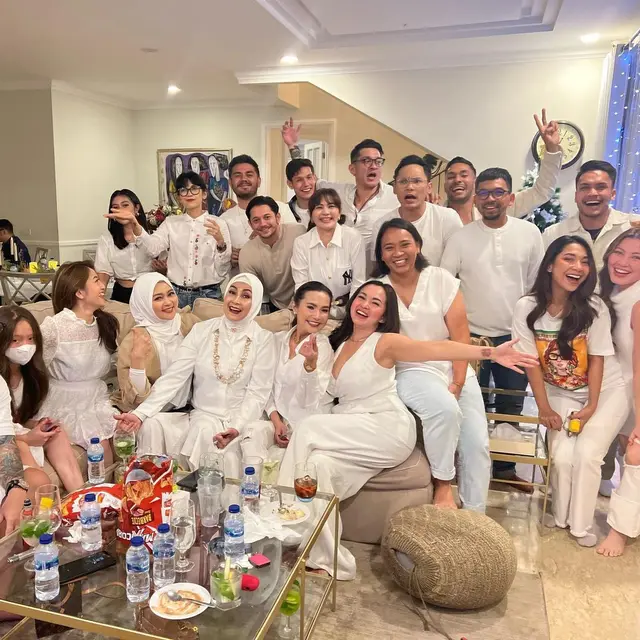 Bintang Takdir Cinta yang Kupilih dan Cinta Setelah Cinta nobar final Piala Dunia 2022 di rumah Jonathan Frizzy (Foto Instagram cutkeke_xavier)