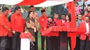 Megawati Soekarnoputri meresmikan gedung baru DPP PDIP di Jalan Diponegoro, Jakarta Pusat, Senin (1/6/2015). Gedung baru DPP PDIP itu senilai Rp.42,6 miliar. (Liputan6.com/Herman Zakharia)