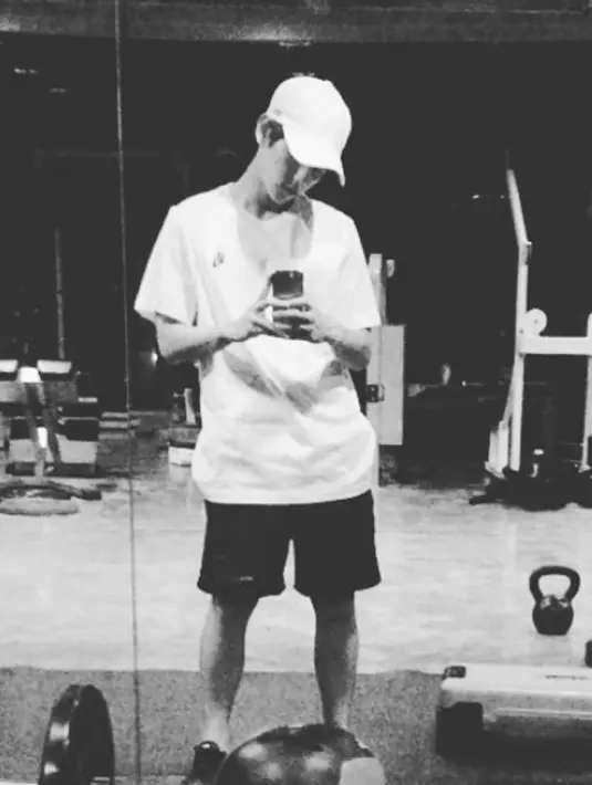 Melansir Ace Showbiz, pada 20 Juni 2017 lalu Baekhyun menuliskan komentar pada foto yang diunggahnya beberapa minggu lalu. Dalam tulisannya, ia mengatakan agar fans berhenti memotretnya selama liburan. (Instagram/baekhyunee_exo)