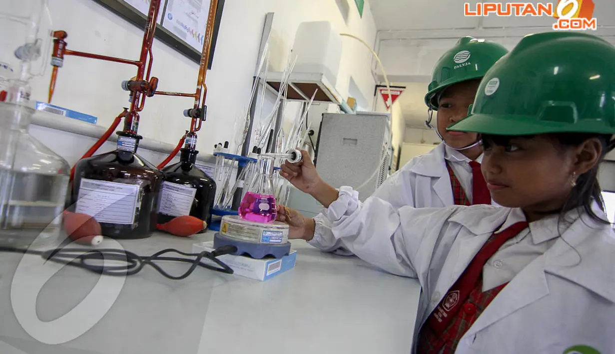 Para siswa juga diajak berkeliling ke laboratorium lokasi instalasi pengolahan produksi air di PALYJA, Jakarta, Selasa (22/4/14). (Liputan6.com/Faizal Fanani) 