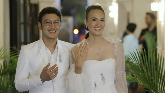 Nadine Chandrawinata dan aktor Dimas Anggara